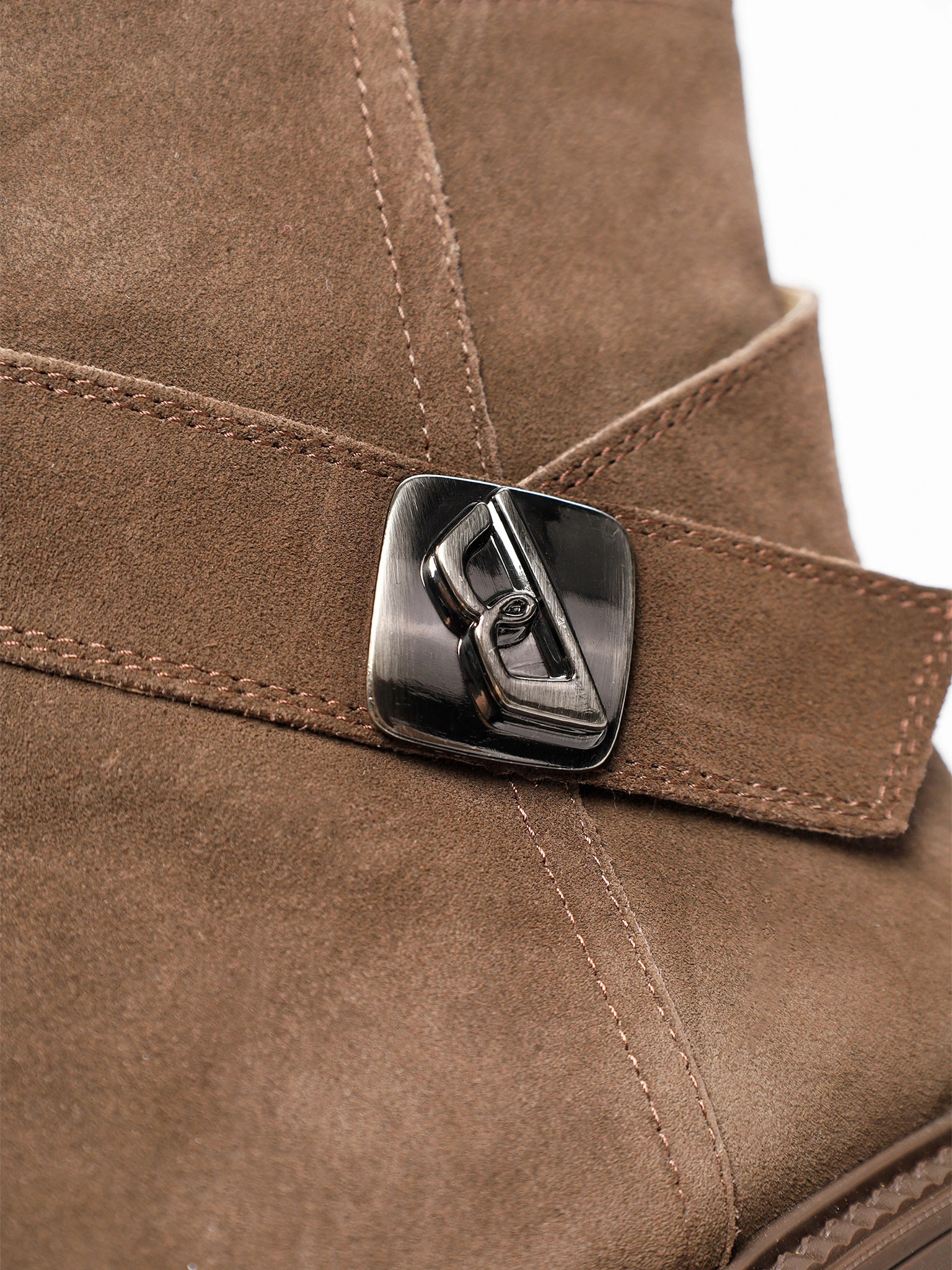 Ботинки темно-коричневого цвета на среднем каблуке